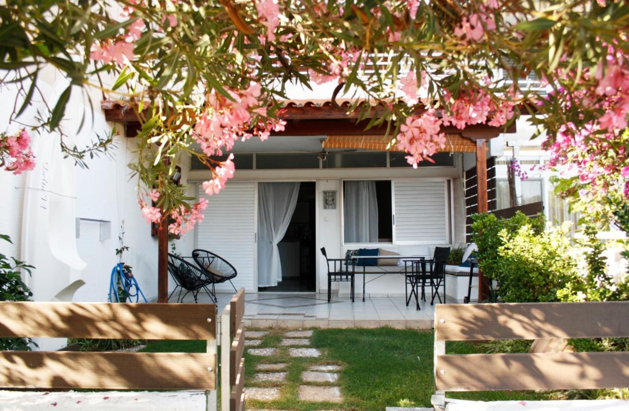 Beachfront Garden Apartment- Atlas Complex Loutráki Exterior foto